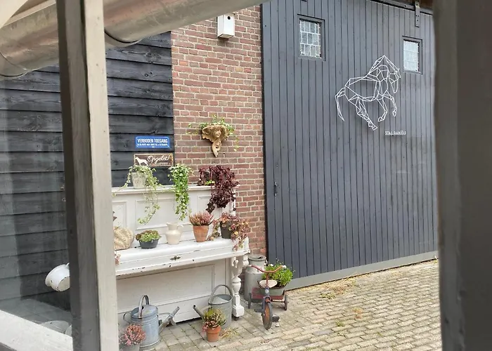 B & B In Two Hulten