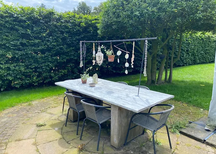 B & B In Two Hulten